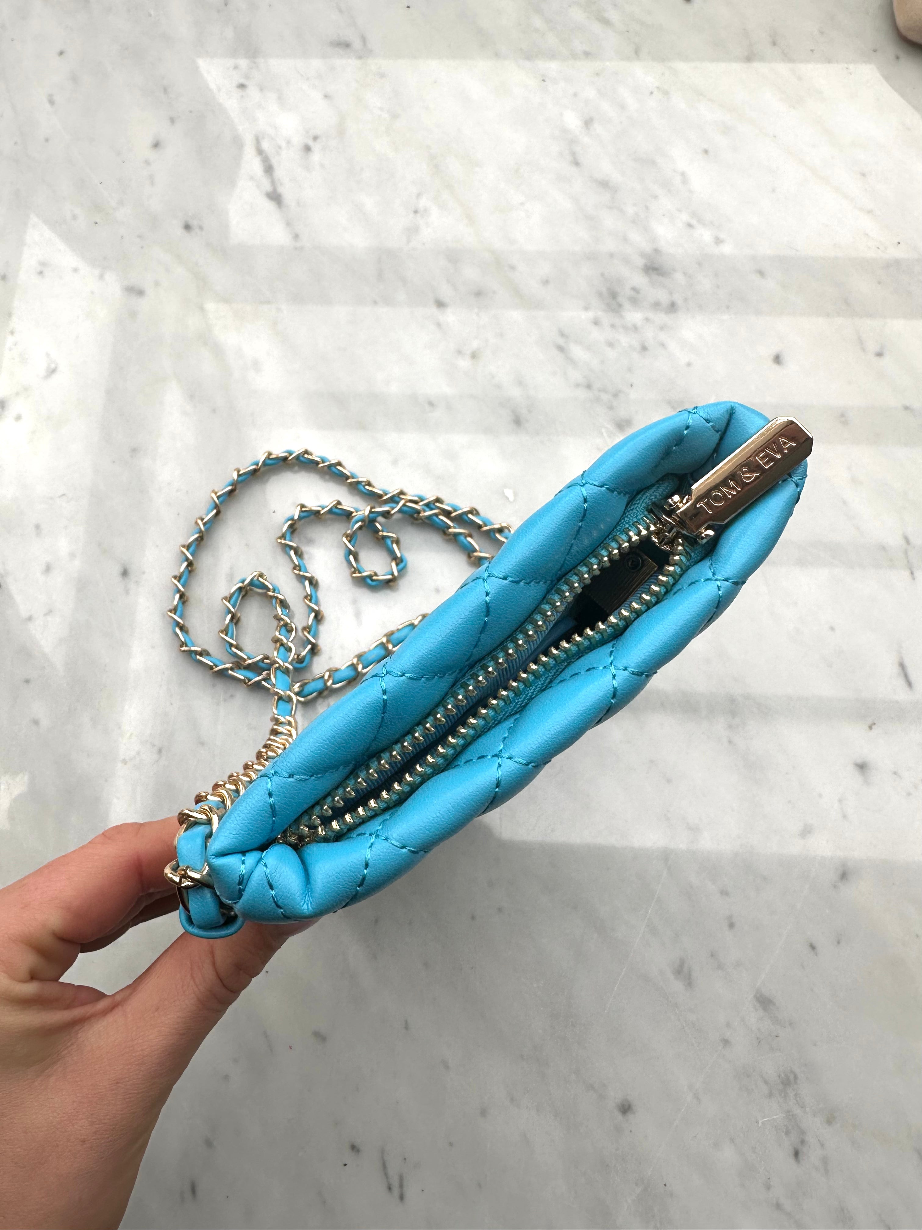 Caroline - Beige liten väska med guldkedja